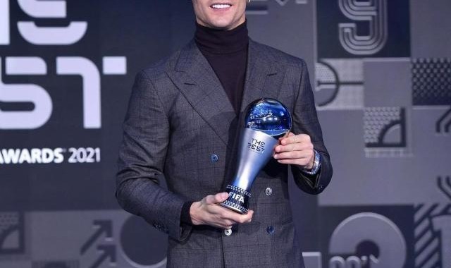 v体育app-C罗谈特别奖：无比尊敬FIFA 专业人士才懂球