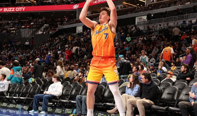 v体育-仅用46场！库里也没实现的79年NBA三分纪录，被19岁克尼佩尔做到|斯蒂芬·库里|76人队|费城76人队|夏洛特黄蜂队|迈尔斯-布里奇斯_新浪体育_新浪新闻