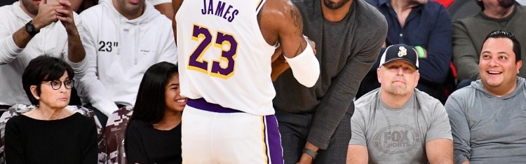 詹姆斯命中加盟湖人后第1000记三分&amp;位列队史第二 仅次于科比