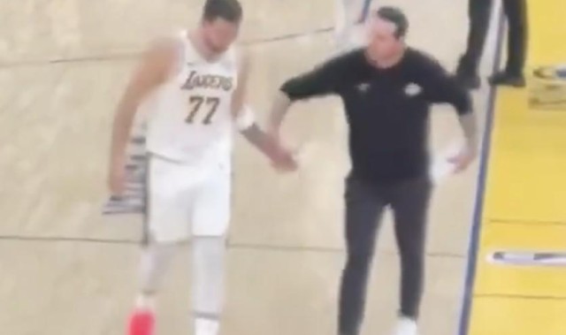 v体育官网-雷迪克与东契奇在湖勇大战疑似发生争吵，后者摊手表达不满